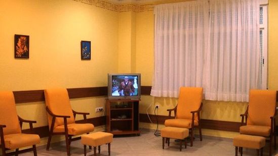 Residencia de Mayores de la Bella muebles y televisor de centro geriátrico